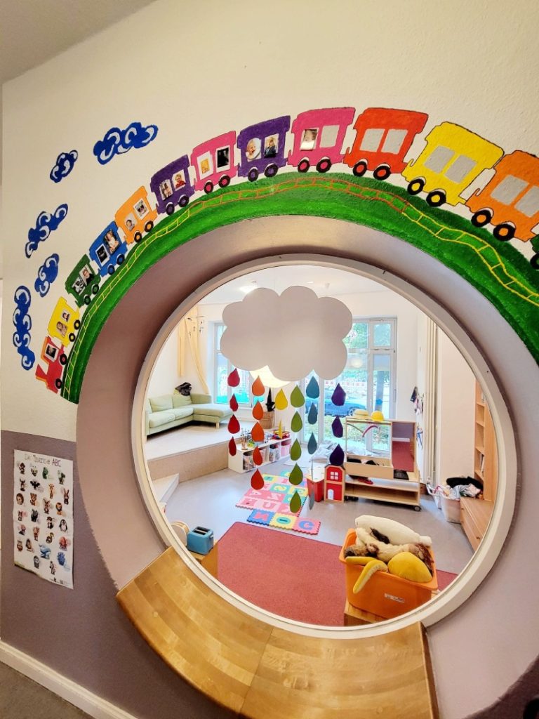 Kindergarten mit bunten Elementen