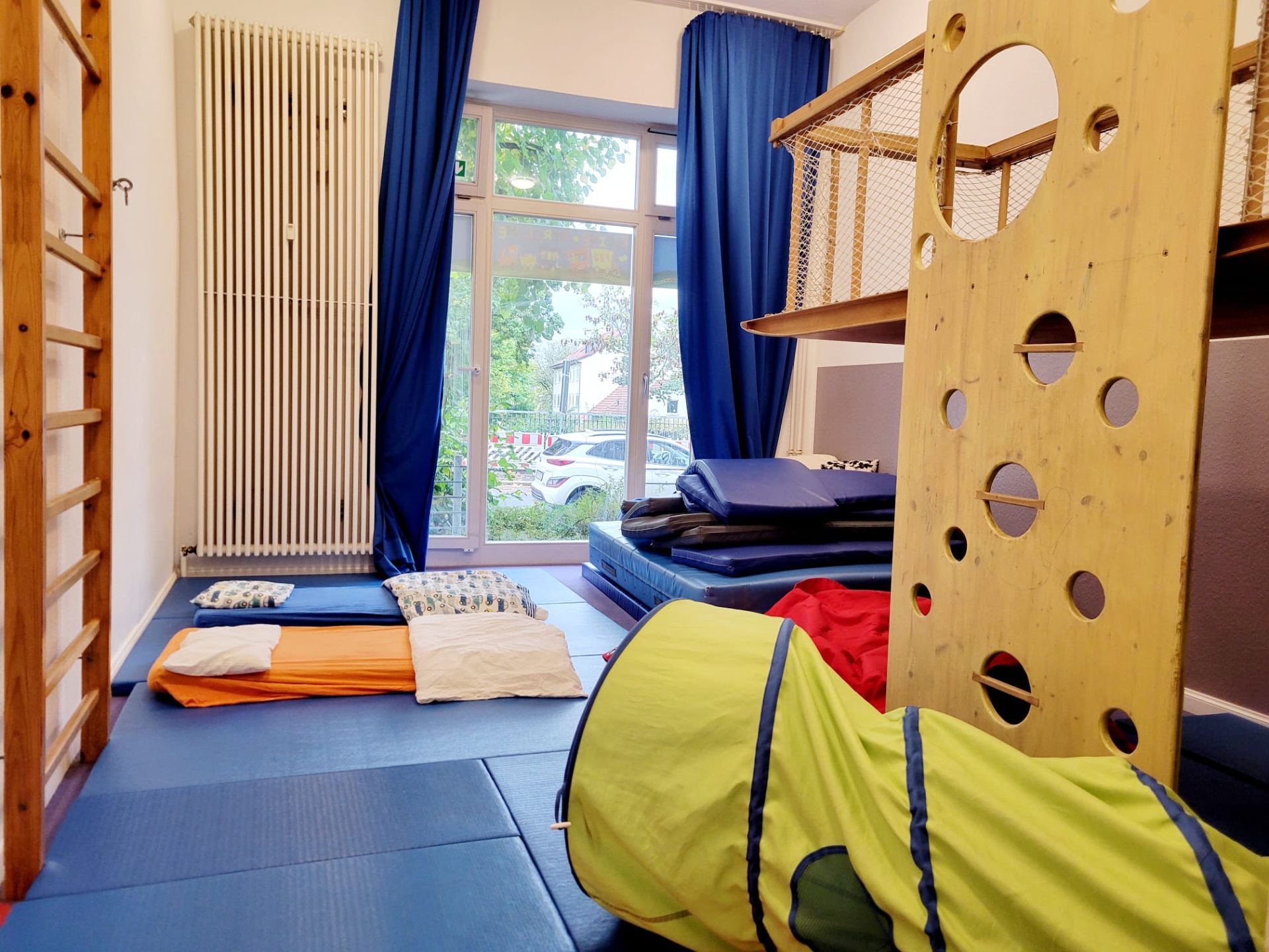 Spielraum mit Matten und Spielgeräten
