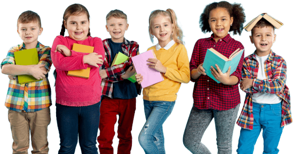 Kinder mit Büchern lachen