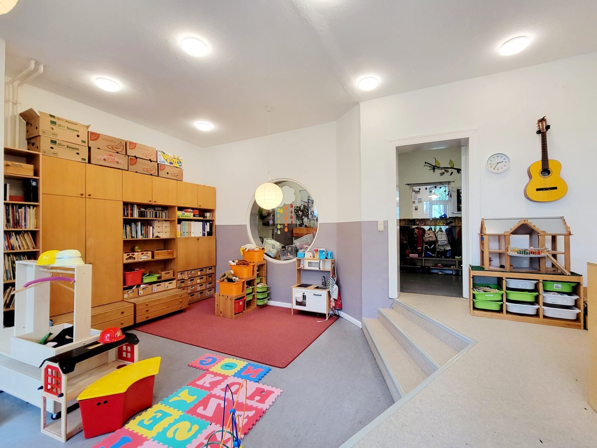 Kinderzimmer mit Spielzeug und Bücher