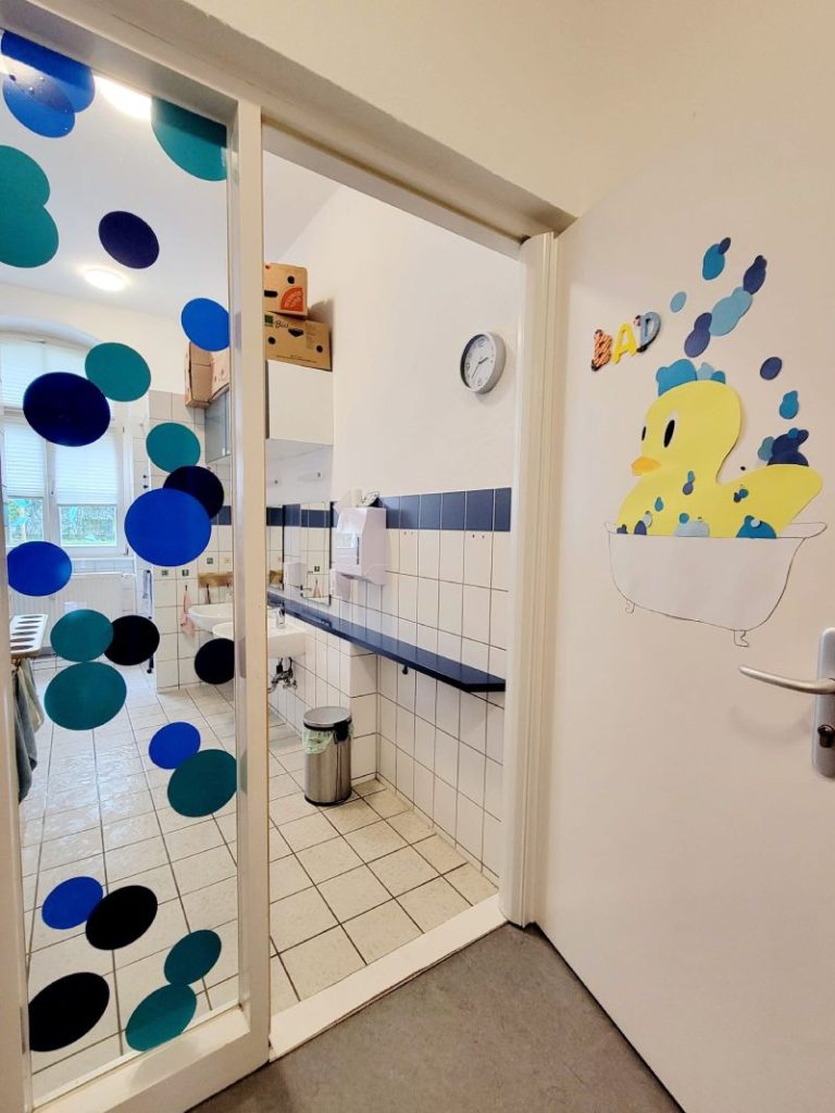 Badezimmer mit Dekor und Uhr