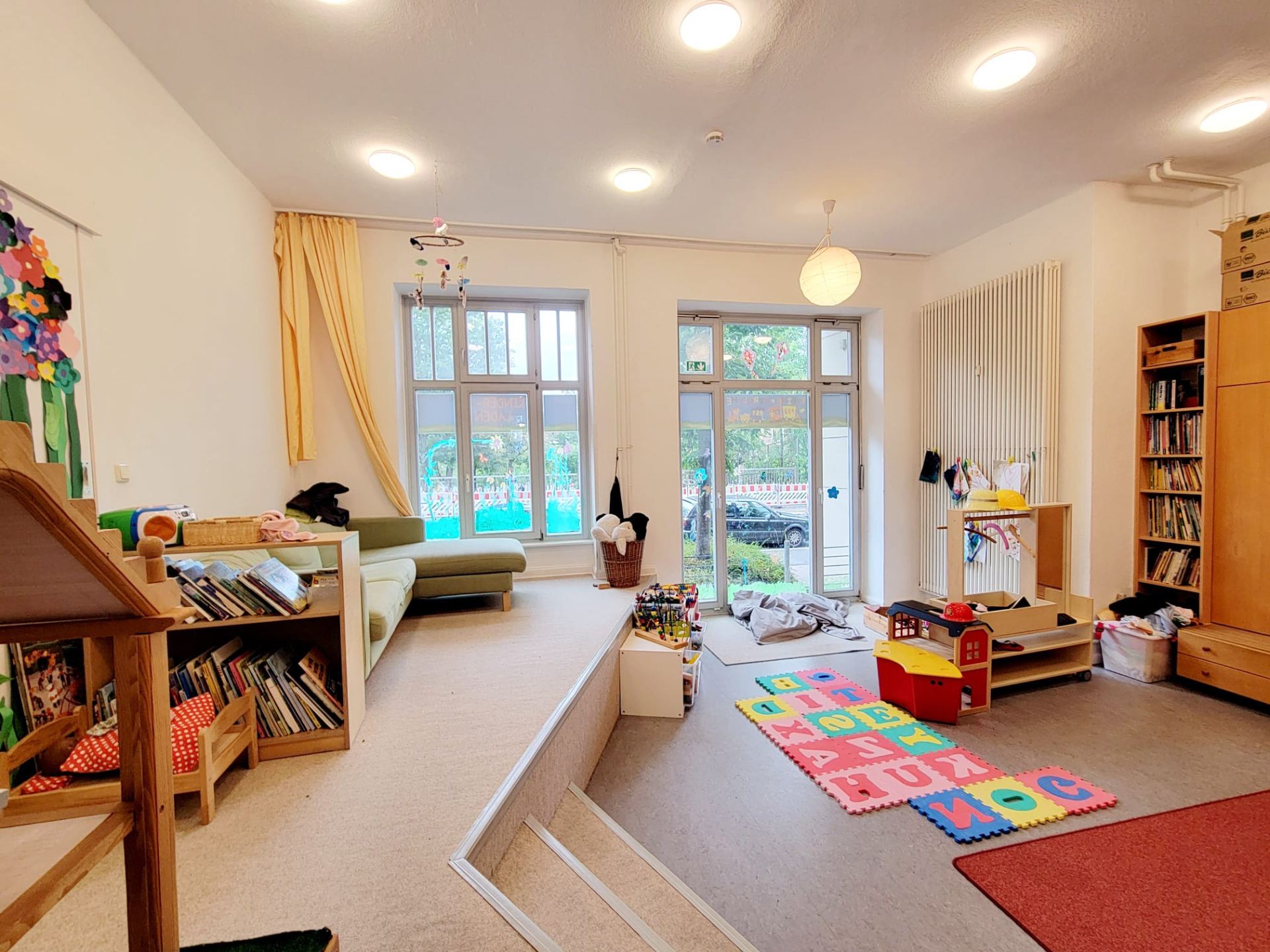 Spielzimmer mit Spielzeug und Bücher, Elterninitiative Kinderladen Kleine Strolche e.V.