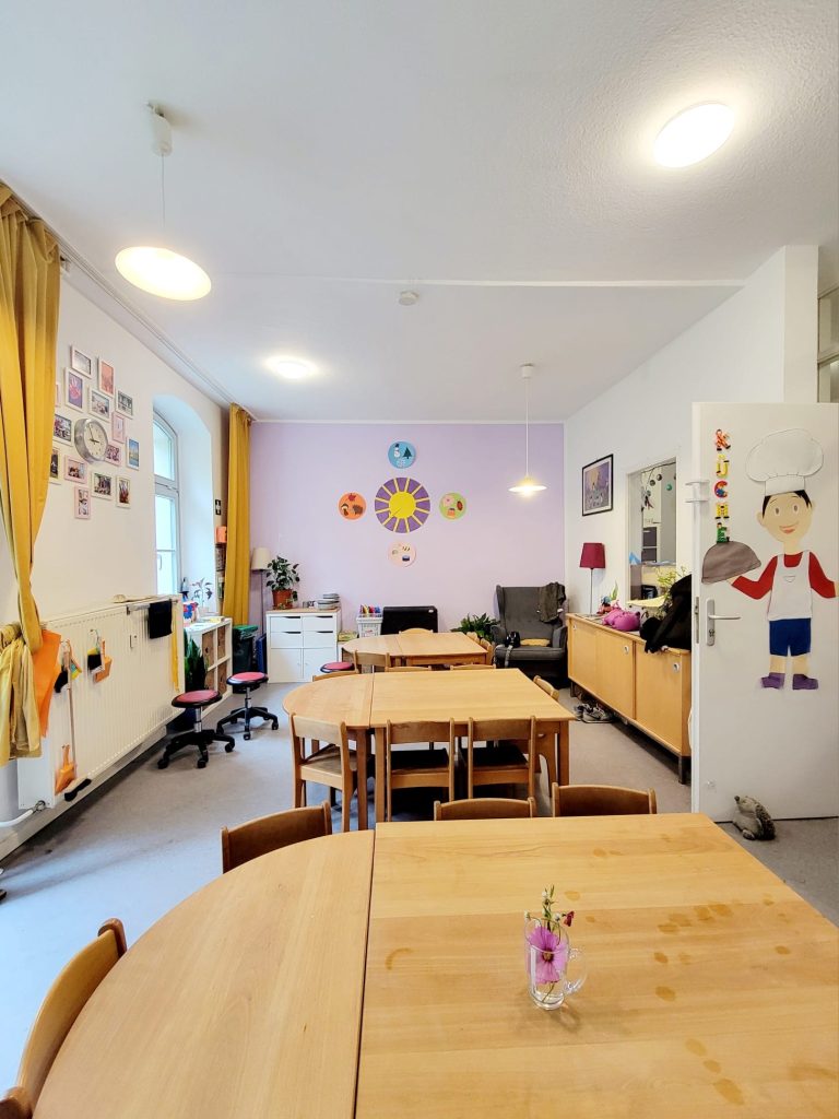 Küche mit mehreren Holztischen