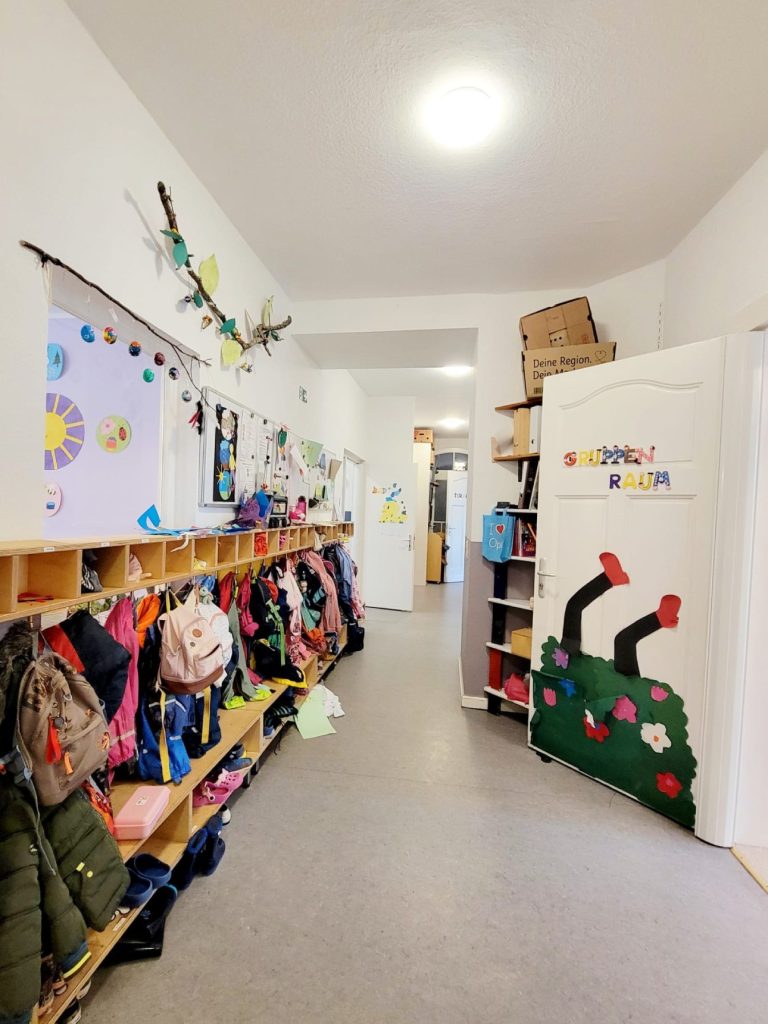 Flur mit vielen Rucksäcken, Elterninitiative Kinderladen Kleine Strolche e.V.